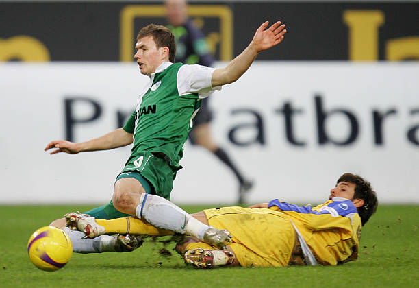 他的表现突 他的表现突